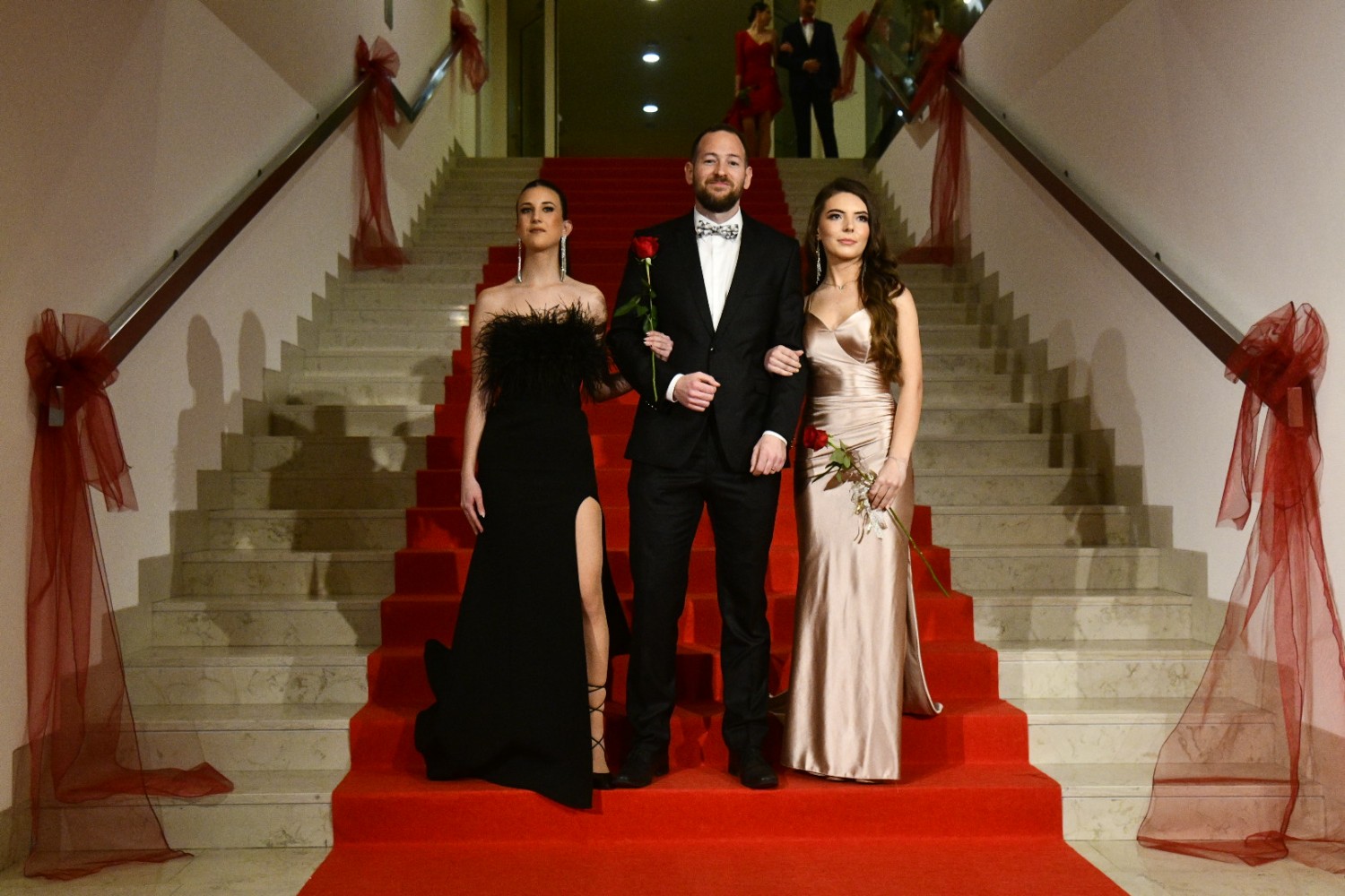 Pogledajte kako su maturanti Ekonomske i trgovačke škole proslavili kraj srednjoškolskog obrazovanja (FOTOGALERIJA)